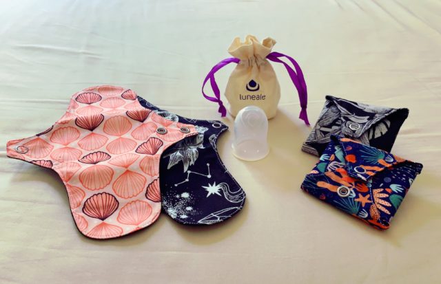 Zoom sur les serviettes lavables et la cup.
